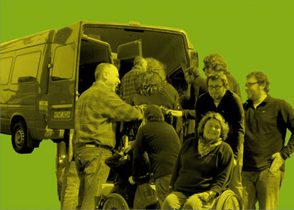 nichtbehinderte und behinderte Menschen vor einem Kleinbus
