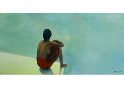 am Beckenrand eines Schwimmbeckens sitzende Frau